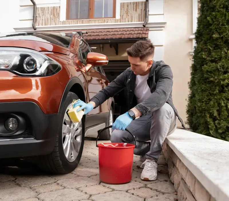 Lavage auto à domicile Poggiolo : professionnel intervenant sur un véhicule
